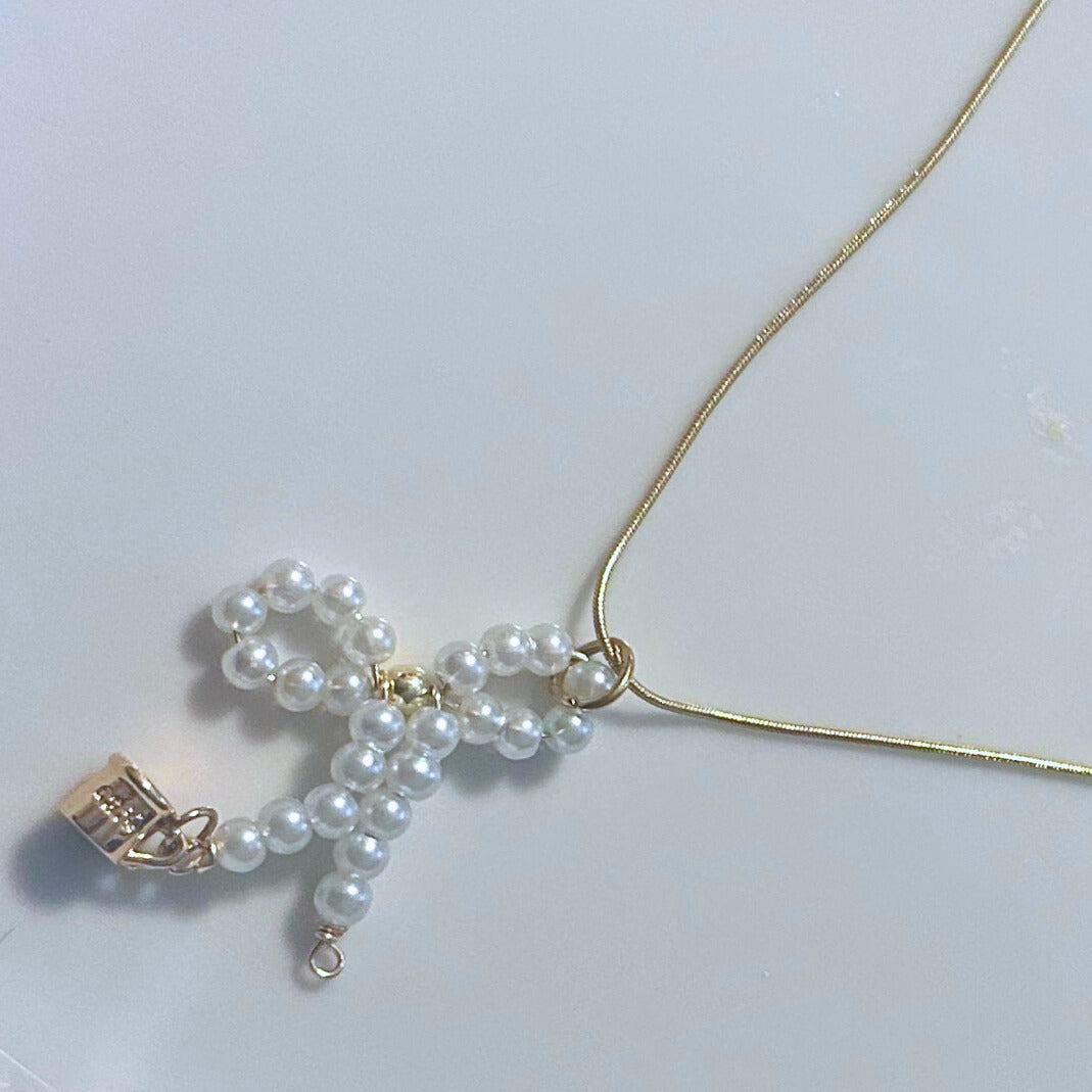 Bow and Pearls Necklace